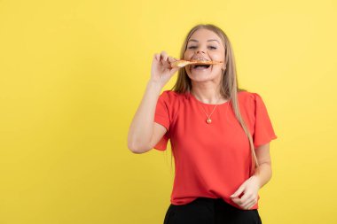 Lezzetli bir dilim pizza yiyen çekici bir kadın görüntüsü. Yüksek kalite fotoğraf