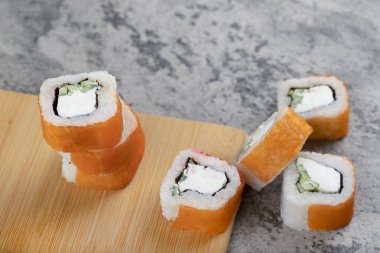 Somonlu suşi, füme yılan balığı, avokado, krem peynir. Yüksek kalite fotoğraf