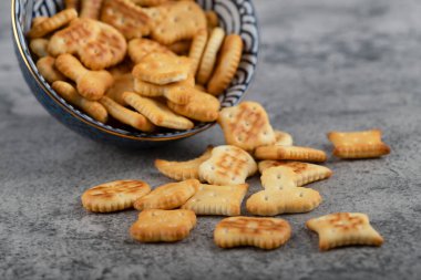 Taş zemine yerleştirilmiş kraker dolu bir kase. Yüksek kalite fotoğraf