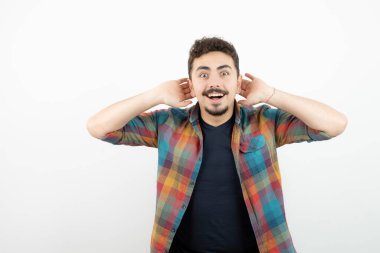 Kulakların yanında damalı tişörtlü genç bir adamın el ele tutuşması. Yüksek kalite fotoğraf