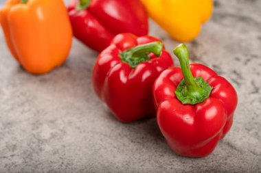 Taş zeminde bir demet renkli dolmalık biber. Yüksek kalite fotoğraf