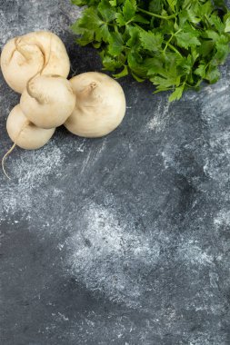 Maydanozlu turplar mermer arka planda. Yüksek kalite fotoğraf