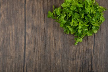 Ahşap zemine yerleştirilmiş sağlıklı yeşil maydanoz yaprakları. Yüksek kalite fotoğraf