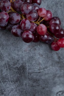 Taş zemine yerleştirilmiş taze kırmızı üzüm kümesi. Yüksek kalite fotoğraf