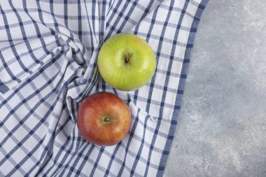 Masa örtüsünde izole edilmiş yeşil ve kırmızı olgun elmalar. Yüksek kalite fotoğraf