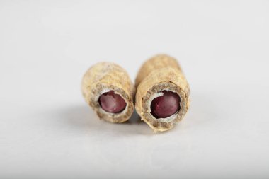 Beyaz arka planda izole edilmiş kabuklu organik fıstıklar. Yüksek kalite fotoğraf