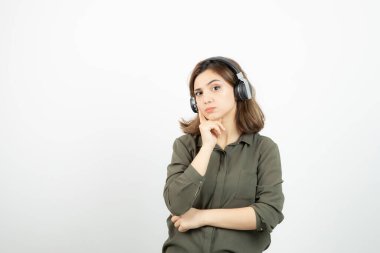 Kulaklıklı, şarkı dinleyen genç ve çekici bir kadının görüntüsü. Yüksek kalite fotoğraf
