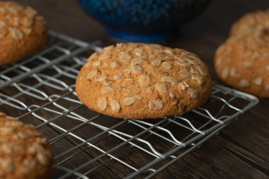 Tahta arka planda tohumlu ev yapımı yulaf ezmeli bisküviler. Yüksek kalite fotoğraf