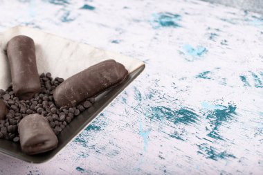 Tatlı çikolatalı kek ve tabağa çikolata düşür. Yüksek kalite fotoğraf