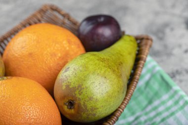 Taştan arka planda taze meyvelerin olduğu bir sepet. Yüksek kalite fotoğraf