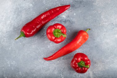 Kırmızı biber ve tatlı dolmalık biber mermer arka planda. Yüksek kalite fotoğraf