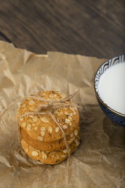 Mısır gevreği, tohum ve bir kase sütlü yulaf ezmeli kurabiye. Yüksek kalite fotoğraf