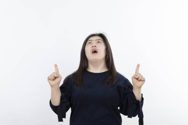 Ayakta duran ve poz veren Down sendromlu genç bir kız resmi. Yüksek kalite fotoğraf