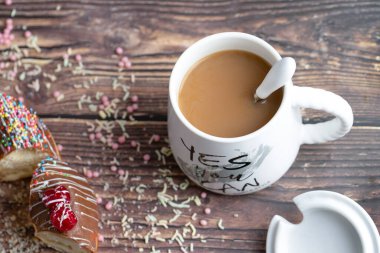 Lezzetli taze çikolatalı çörek ve bir fincan aromatik kahve. Yüksek kalite fotoğraf
