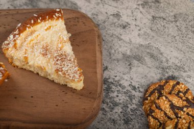 Tahta kesme tahtasına konmuş hindistan cevizi dilimli tatlı dilimleri. Yüksek kalite fotoğraf
