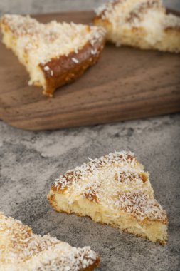 Tahta kesme tahtasına konmuş hindistan cevizi dilimli tatlı dilimleri. Yüksek kalite fotoğraf