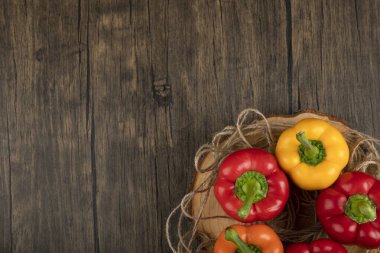 Tahta parçasına renkli dolmalık biber. Yüksek kalite fotoğraf