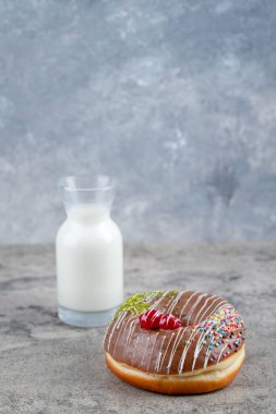 Çikolatalı çörek ve taş yüzeyde bir bardak taze sütle süslenmiş. Yüksek kalite fotoğraf