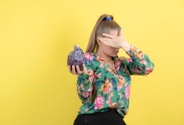 Kırmızı ya da mor lahana tutan ve gösteren bir kadın resmi. Yüksek kalite fotoğraf