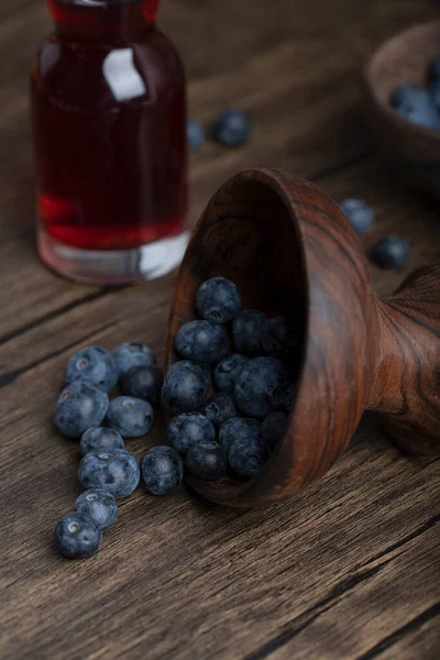 Bol Bois Bleuets Frais Verre Jus Sur Surface Bois Photo — Photo