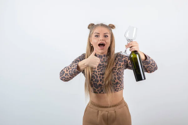 Foto Jovem Mulher Atraente Com Garrafa Vinho Vidro Mostrando Polegar — Fotografia de Stock