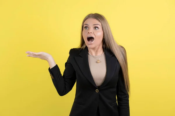Junge Geschäftsfrau Anzug Steht Und Posiert Vor Gelber Wand Hochwertiges — Stockfoto