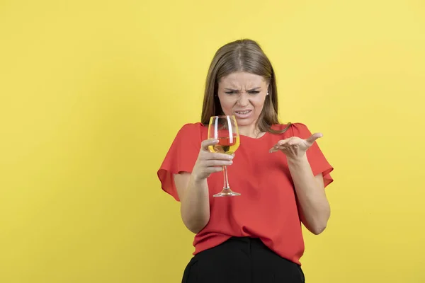 Foto Van Een Mooie Vrouw Die Een Glas Wijn Vasthoudt — Stockfoto