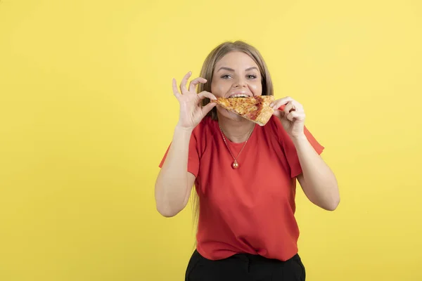 Immagine Una Donna Seducente Che Mangia Pezzo Deliziosa Pizza Foto — Foto Stock