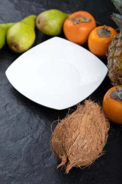 Bündel Exotischer Früchte Auf Weißem Teller Auf Schwarzem Hintergrund Hochwertiges — Stockfoto