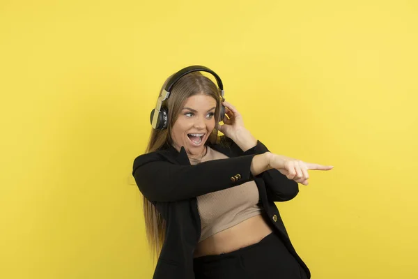 Mooie Jonge Vrouw Met Koptelefoon Die Plezier Heeft Een Gele — Stockfoto