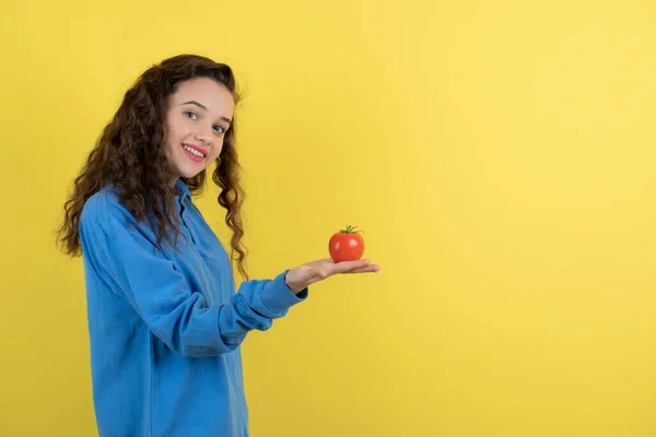 Joven Adolescente Con Sudadera Azul Posando Con Tomates Rojos Foto — Foto de Stock