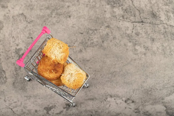 Comida Turca Diminuto Carro Metálico Rosa Colocado Sobre Una Mesa —  Fotos de Stock