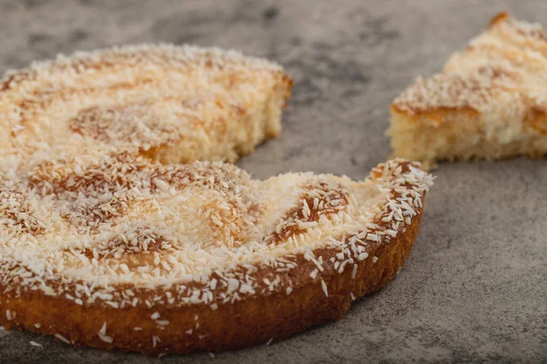 Kek dilimleri ve hindistan cevizi dilimleri bir taş masaya konur. Yüksek kalite fotoğraf