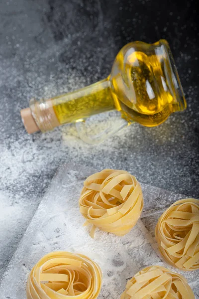 Tavola Legno Tagliatelle Crude Nidi Con Farina Olio Oliva Superficie — Foto Stock