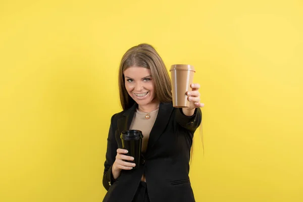 Fénykép Pozitív Fiatal Kezében Csésze Kávét Sárga Alapon Kiváló Minőségű — Stock Fotó