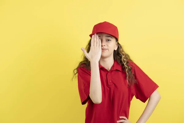 Joven Mensajera Adolescente Posando Ante Cámara Sobre Pared Amarilla Foto —  Fotos de Stock