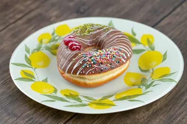 Plate Chocolate Donuts Decorated Sprinkles Berries Wooden Background High Quality — Stock Photo, Image