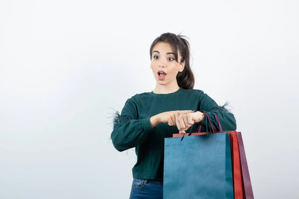 Portret Van Een Jonge Vrouw Met Veel Kleurrijke Boodschappentassen Hoge — Stockfoto