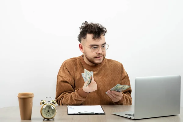 Joven Contable Sentado Escritorio Mostrando Dinero Efectivo Foto Alta Calidad —  Fotos de Stock