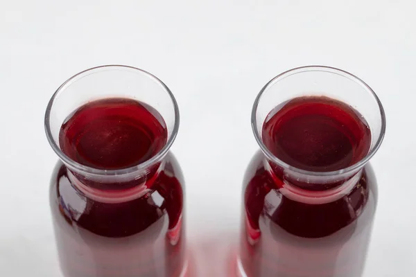 Tasses Verre Vin Placées Sur Fond Blanc Photo Haute Qualité — Photo