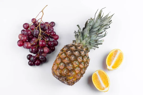 Napůl Nakrájené Šťavnaté Citrony Červené Hrozny Zralé Ananas Bílém Pozadí — Stock fotografie