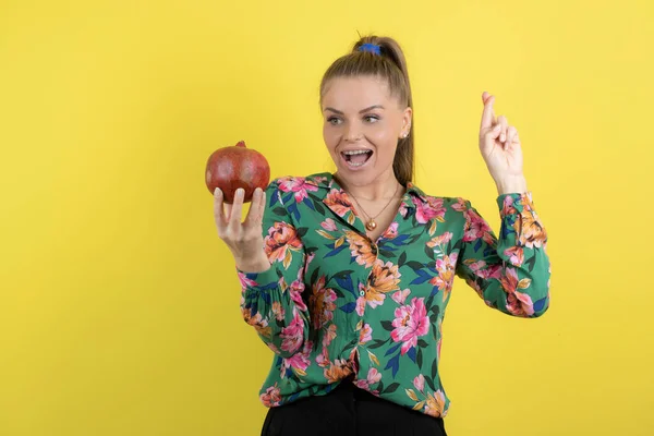 Imagem Jovem Mulher Com Romã Mostrando Sinal Promessa Fundo Amarelo — Fotografia de Stock