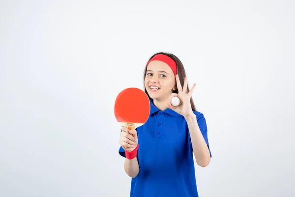 Девушка Синей Футболке Красном Браслете Повязке Теннисной Ракеткой Мячом — стоковое фото