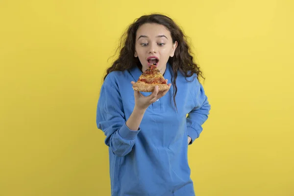 Foto Der Schönen Jungen Mädchen Mit Stück Pizza Stehend Und — Stockfoto