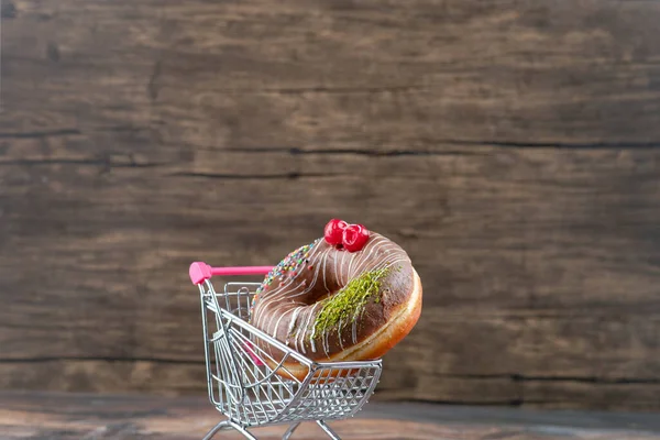 Rosquillas Chocolate Con Aspersiones Pequeño Carro Metálico Colocado Sobre Una —  Fotos de Stock