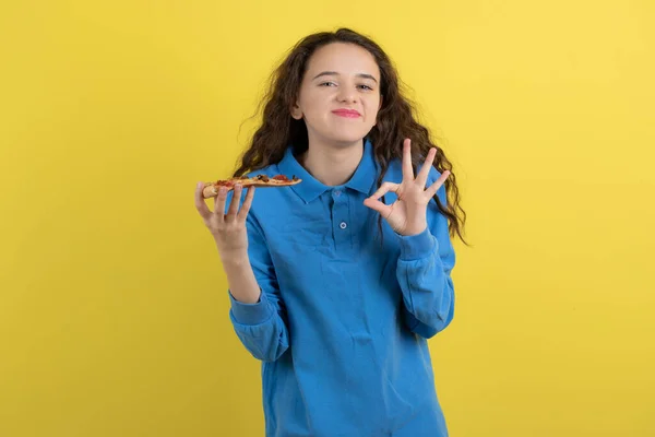Фото Красивої Молодої Дівчини Шматочком Піци Позує Дає Знак Високоякісна — стокове фото