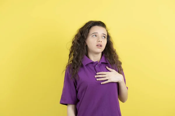 Imagem Menina Adolescente Encaracolado Shirt Roxo Sentindo Oprimido Sobre Parede — Fotografia de Stock