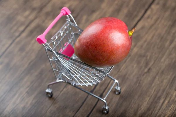 Ahşap Arka Planda Metal Tramvayda Taze Mango Meyvesi Yüksek Kalite — Stok fotoğraf