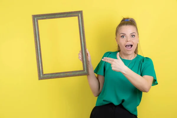 Porträt Einer Jungen Verspielten Frau Mit Leerem Fotorahmen Auf Gelbem — Stockfoto