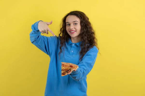 Ritratto Giovane Ragazza Che Mostra Pezzo Pizza Sfondo Giallo Foto — Foto Stock